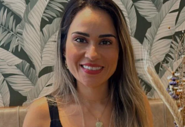Renata Rezende, nutricionista, sorrindo à mesa com um prato de salada